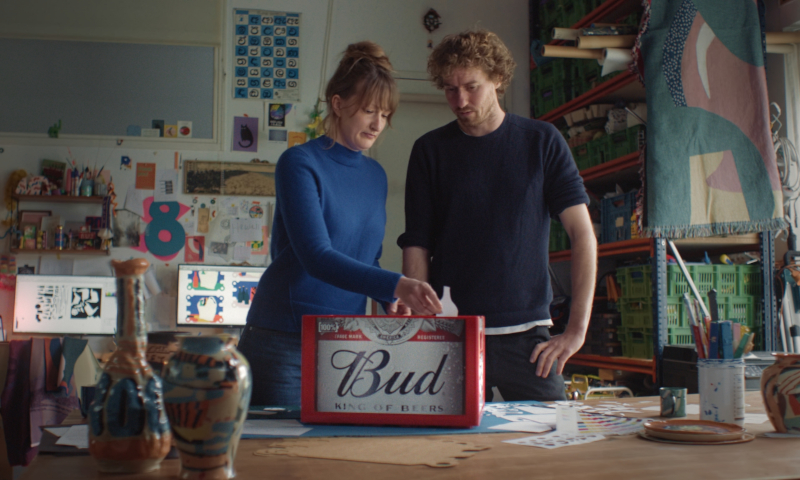 Kunstenaars met Bud krat in de weer